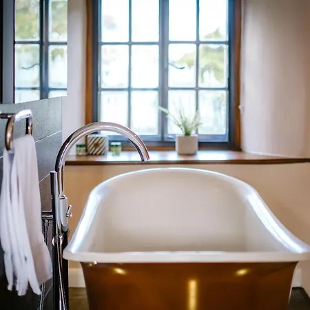 Luxury 1 Bed - Great Location - Peaceful-hot Tub *