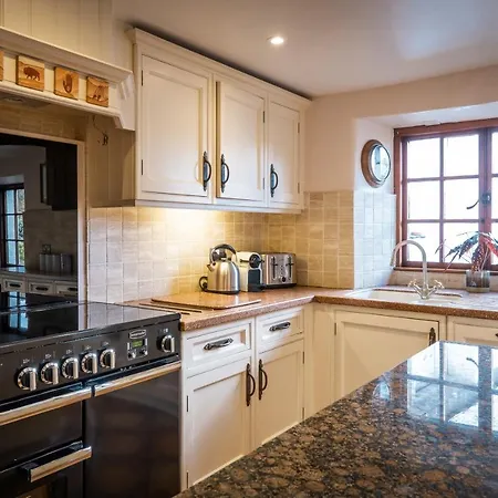 Luxury 1 Bed - Great Location - Peaceful-hot Tub Villa *