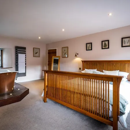 Villa Luxury 1 Bed - Great Location - Peaceful-hot Tub *