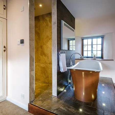 Villa Luxury 1 Bed - Great Location - Peaceful-hot Tub