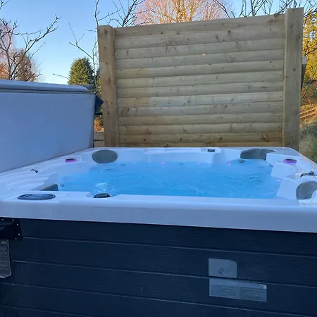 Luxury 1 Bed - Great Location - Peaceful-hot Tub Villa *