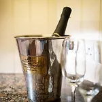 Villa Luxury 1 Bed - Great Location - Peaceful-hot Tub *
