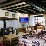Villa Luxury 1 Bed - Great Location - Peaceful-hot Tub *