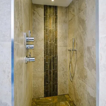 Luxury 1 Bed - Great Location - Peaceful-hot Tub 빌라 보우네스온윈더미어